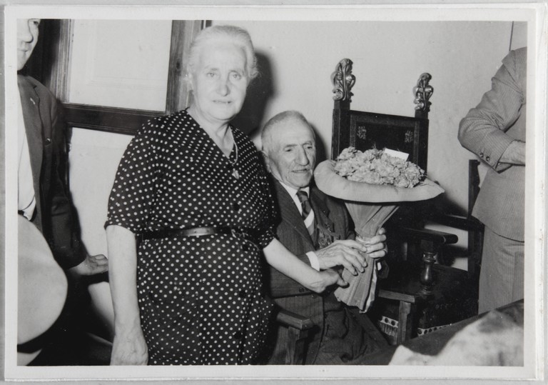 Poggibonsi, 18-19 luglio 1964, XX° anniversario della liberazione e conferimento ad Alcide Cervi della cittadinanza onoraria. Alcide Cervi riceve un omaggio floreale